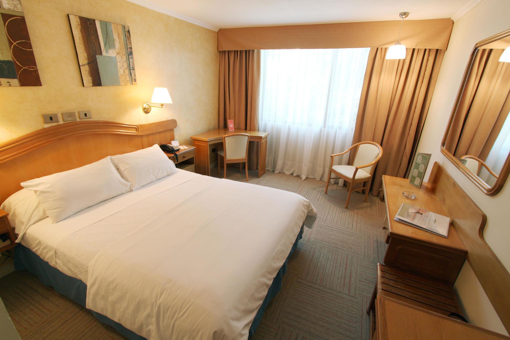Hotel Torremayor Lyon سانتياغو الغرفة الصورة